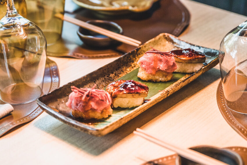 Niguiri crujiente con tartar de atún rojo y cecina de León, Lamonarracha