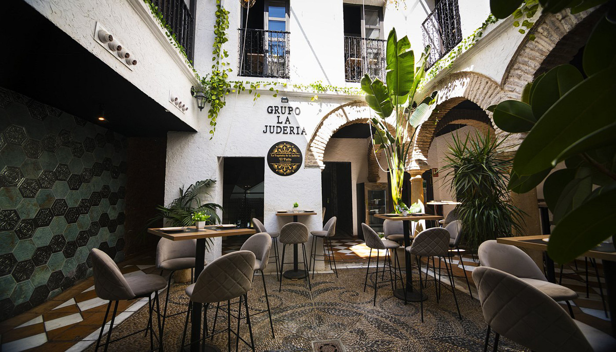 01-la esquinita de la juderia-el patio-01