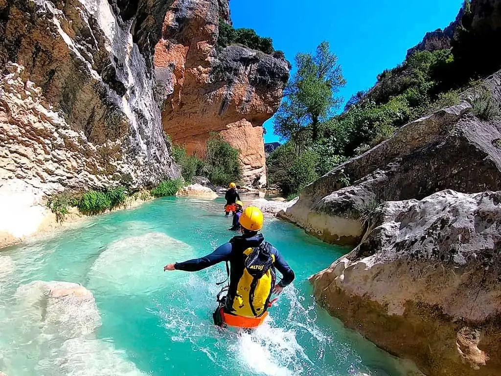 DESCENDER BARRANCOS EN LA SIERRA DE GUARA CON RUMBO AVENTURA